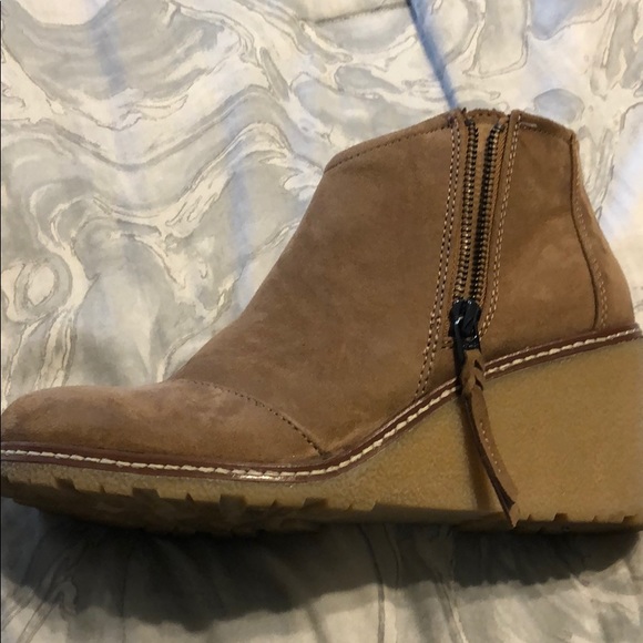 Tom's side zip Wedge Bootie in Camel - Picture 2 of 3